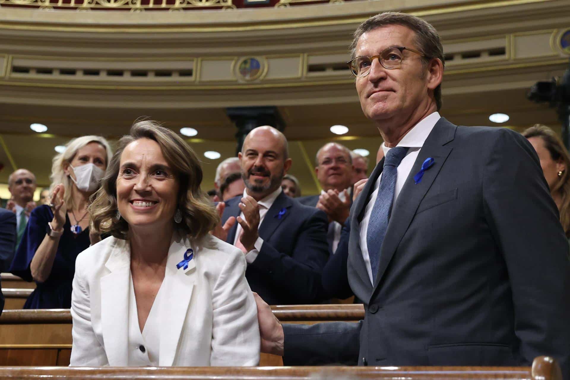 Cuca Gamarra, portavoz del PP en el Congreso, regresa a su escaño tras la réplica a Sánchez en el debate del estado de la nación. Le acompaña el presidente del partido, Alberto Núñez Feijóo