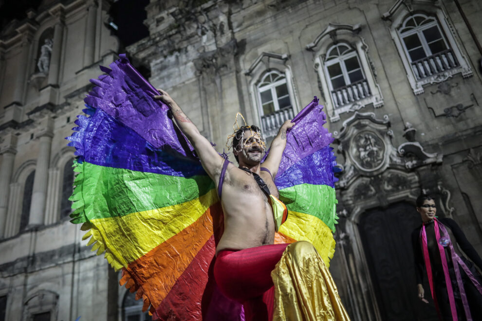 Personas participan en la manifestación por el Día Internacional del Orgullo LGBTIQ+ en Río de Janeiro (Brasil). 