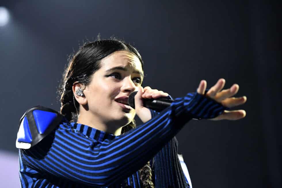 La cantante Rosalia durante el concierto que ha ofrecido hoy miércoles en el recinto ferial de Almería, donde ha iniciado su gira mundial "Motomami world Tour".