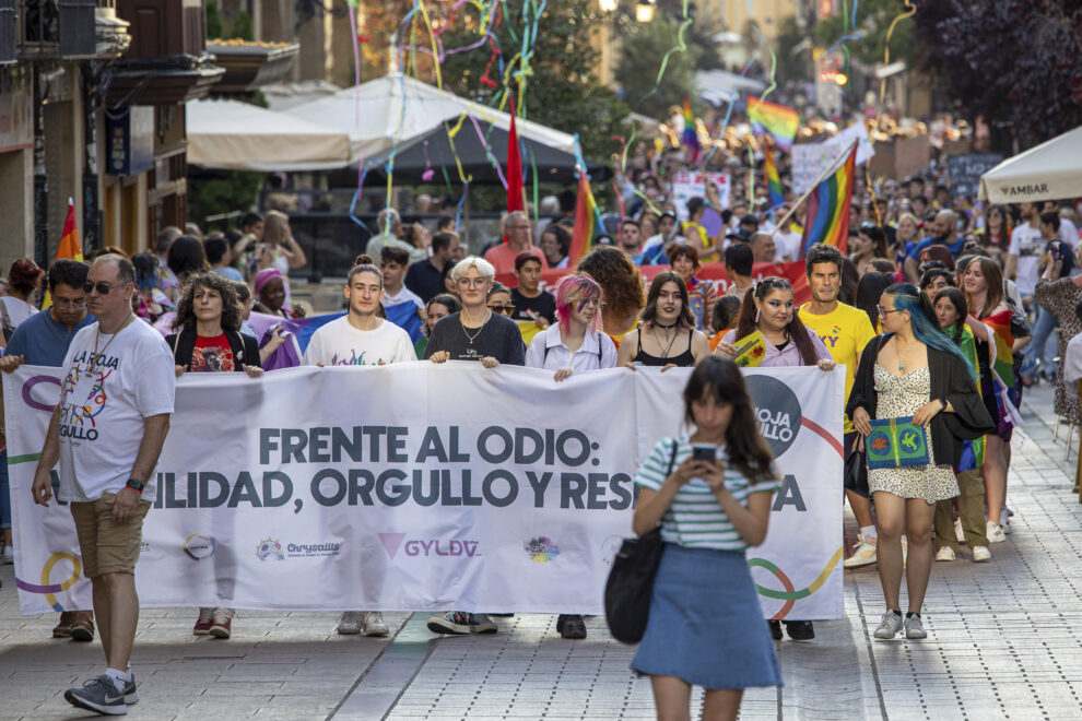Un momento de la manifestación que ha recorrido hoy sábado las calles de Logroño para exigir la aprobación estatal de la Ley para la igualdad real y efectiva de las personas trans y para la garantía de los derechos de las persona LGTBI+. 