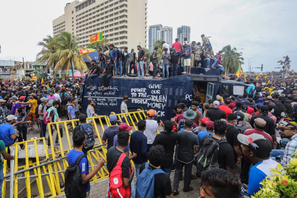 Personas asisten a una manifestación de protesta contra el gobierno, pidiendo la renuncia del presidente por la supuesta falta de atención a la crisis económica, cerca de la casa del presidente en Colombo