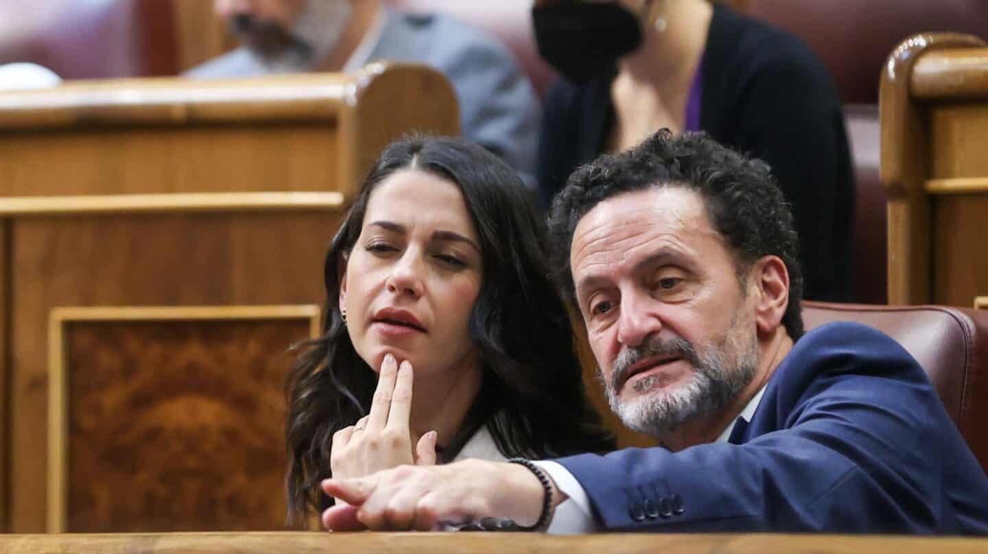 La presidenta de Cs, Inés Arrimadas, junto al portavoz parlamentario Edmundo Bal, en el escaño del Congreso de los Diputados.