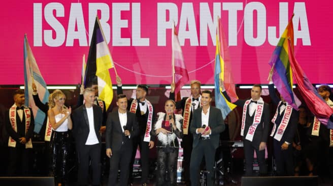 La cantante Isabel Pantoja tras recibir el premio "Mr. Gay 2022" durante el certamen "Mr. Gay España" que se celebró el viernes en la Plaza España de Madrid.