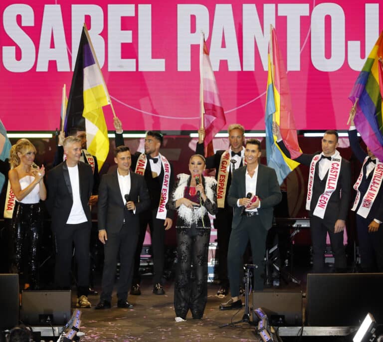 Isabel Pantoja recibe el premio Mr. Gay: "Soy una más de ustedes, vuestro orgullo es mi orgullo"