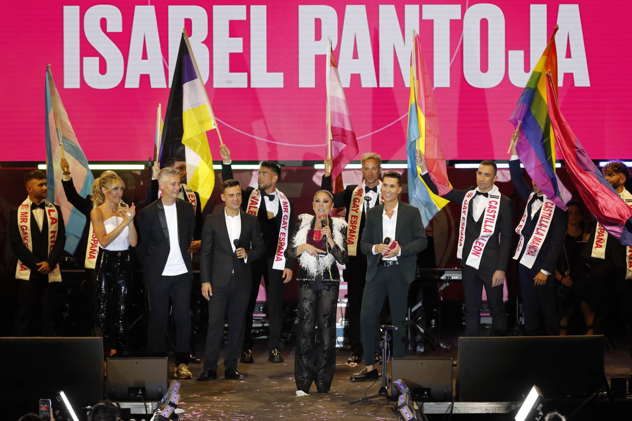 La cantante Isabel Pantoja tras recibir el premio "Mr. Gay 2022" durante el certamen "Mr. Gay España" que se celebró el viernes en la Plaza España de Madrid.