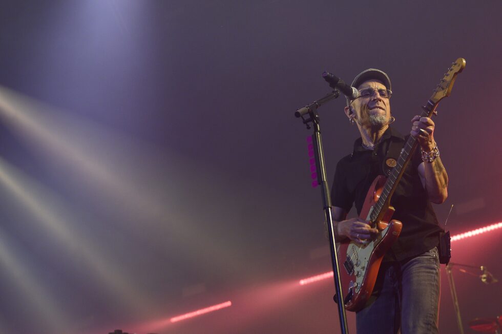 El cantante y guitarrista de la banda Fito & Fitipaldis, Fito Cabrales, durante el concierto ofrecido este sábado en el Palacio de los Deportes de Santander.