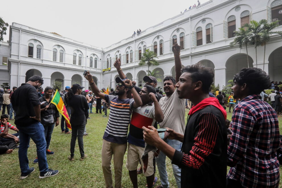 Manifestantes gritan consignas dentro de las instalaciones de la secretaría del presidente durante la protesta antigubernamental en Colombo,
