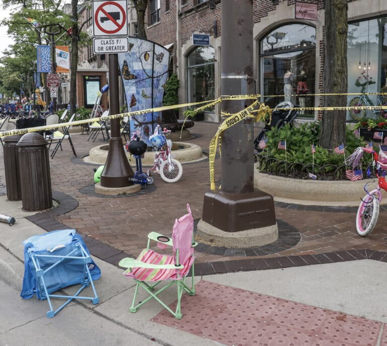 Seis muertos y 24 heridos por disparos en un desfile del 4 de julio en Estados Unidos