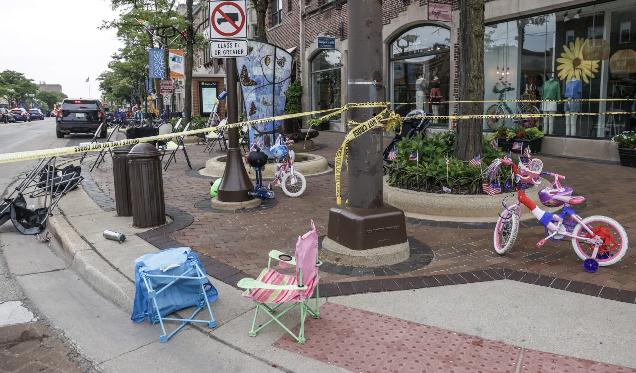 Sillas y bicicletas yacen abandonadas después de que la gente huyera de la escena de un tiroteo masivo en una celebración