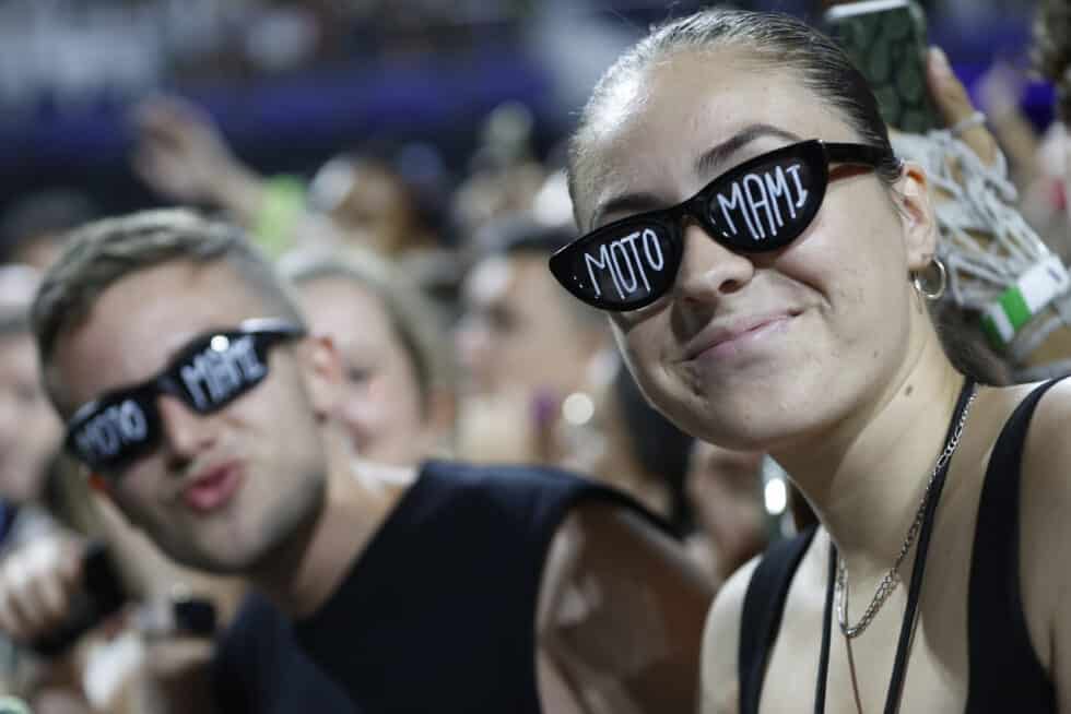 Asistentes al concierto de Rosalía esperan el inicio del concierto en el WiZink Center, en Madrid, donde la artista catalana actuará este martes en el marco de su gira internacional "Motomami".