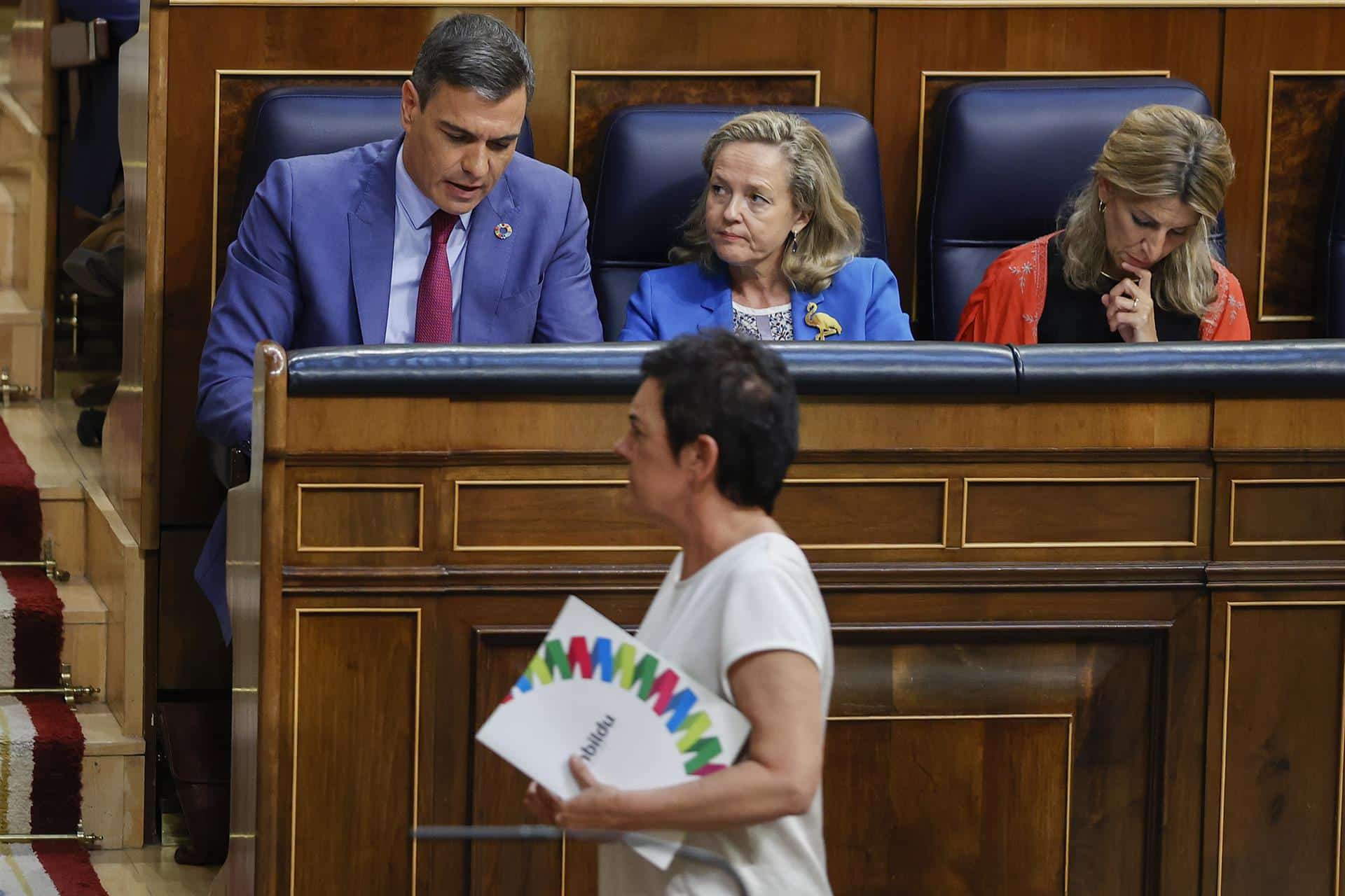 La líder de EH Bildu en el Congreso, Mertxe Aizpurúa, avanza hacia la tribuna de oradores para intervenir en el debate de la nación.