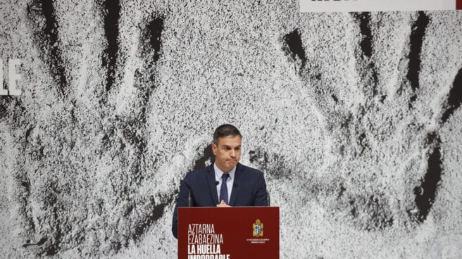 Históricos del PSOE firman un manifiesto contra la Ley de Memoria por "tergiversar" el "pacto constitucional de 1978" El presidente del gobierno de España Pedro Sánchez, este domingo en la localidad vizcaína de Ermua en la conmemoración del 25 aniversario del secuestro y asesinato del concejal del PP Miguel Ángel Blanco por ETA