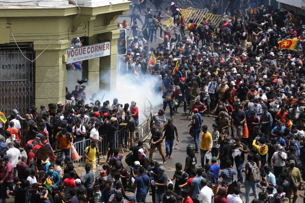 Las fuerzas de seguridad disparan gases lacrimógenos para dispersar una manifestación antigubernamental que pedía la dimisión del presidente por la supuesta falta de respuesta a la crisis económica, cerca de la casa del presidente en Colombo, Sri Lanka