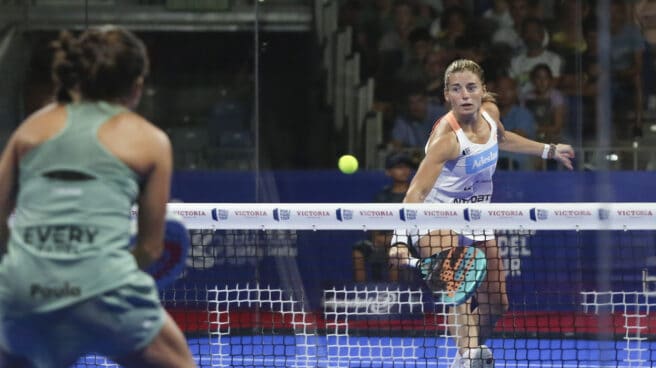 La palista Paula Josemaría durante la final femenina del World Padel Tour Open de Málaga que enfrenta a la pareja Paula Josemaría y Ariana Sánchez