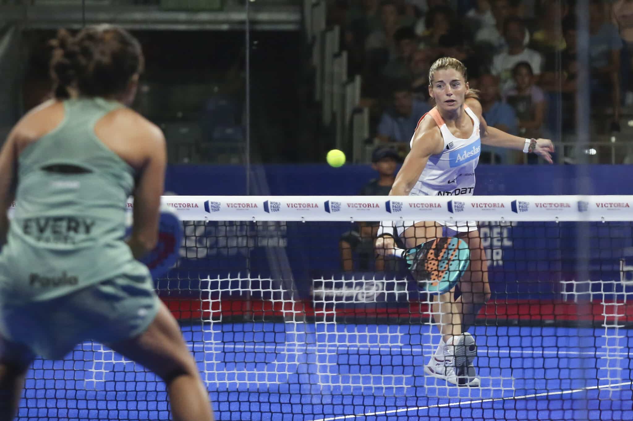 La palista Paula Josemaría durante la final femenina del World Padel Tour Open de Málaga que enfrenta a la pareja Paula Josemaría y Ariana Sánchez