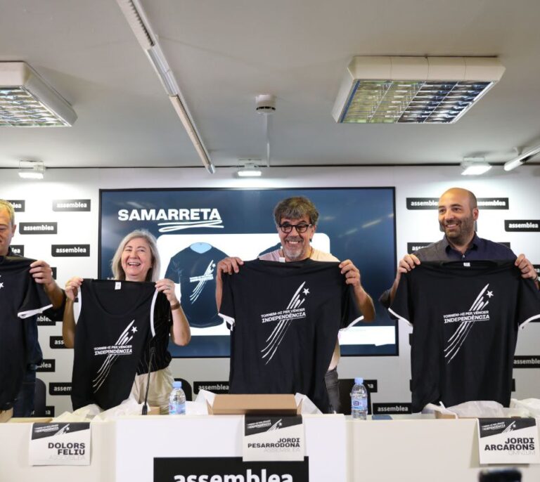 Camisetas negras y críticas a los partidos para recuperar la manifestación masiva de la Diada