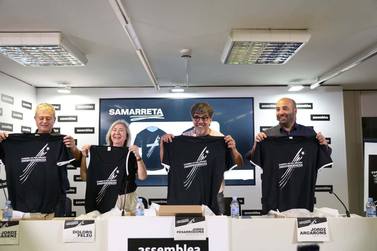 Camisetas negras y críticas a los partidos para recuperar la manifestación masiva de la Diada