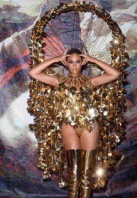 Imagen promocional del nuevo disco de Beyoncé, Renassaince (2022), vestida con un traje dorado