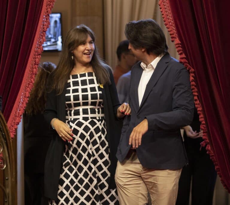 El Parlament mantiene a dos de los seis asesores de Borràs