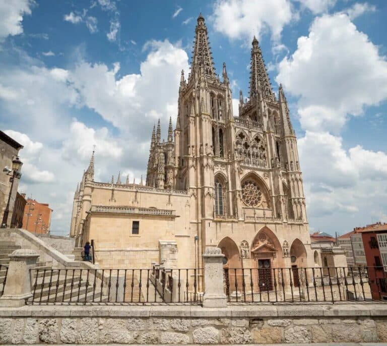 El Papamoscas, los restos del Cid y las puertas de Antonio López, lo que esconde la Catedral de Burgos