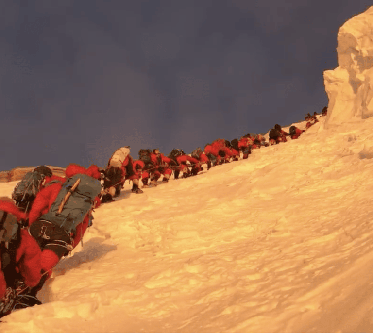 Atasco hacia la cumbre del K2