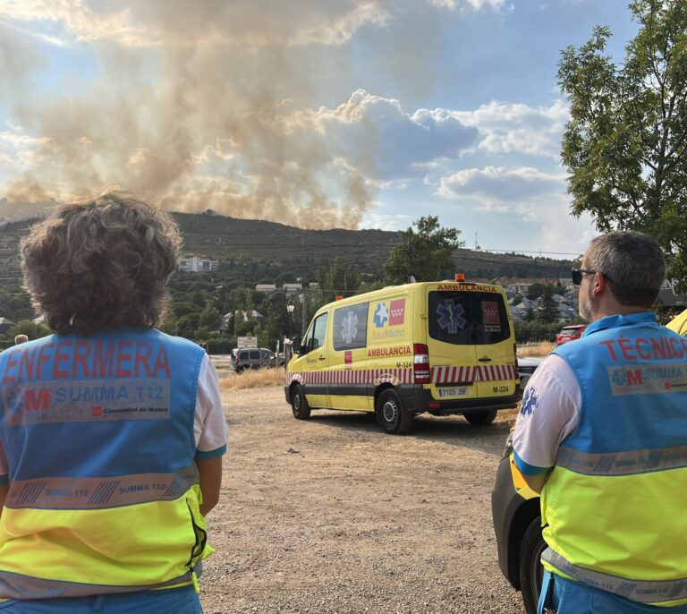 La Guardia Civil desaloja una urbanización de Collado Mediano por un incendio