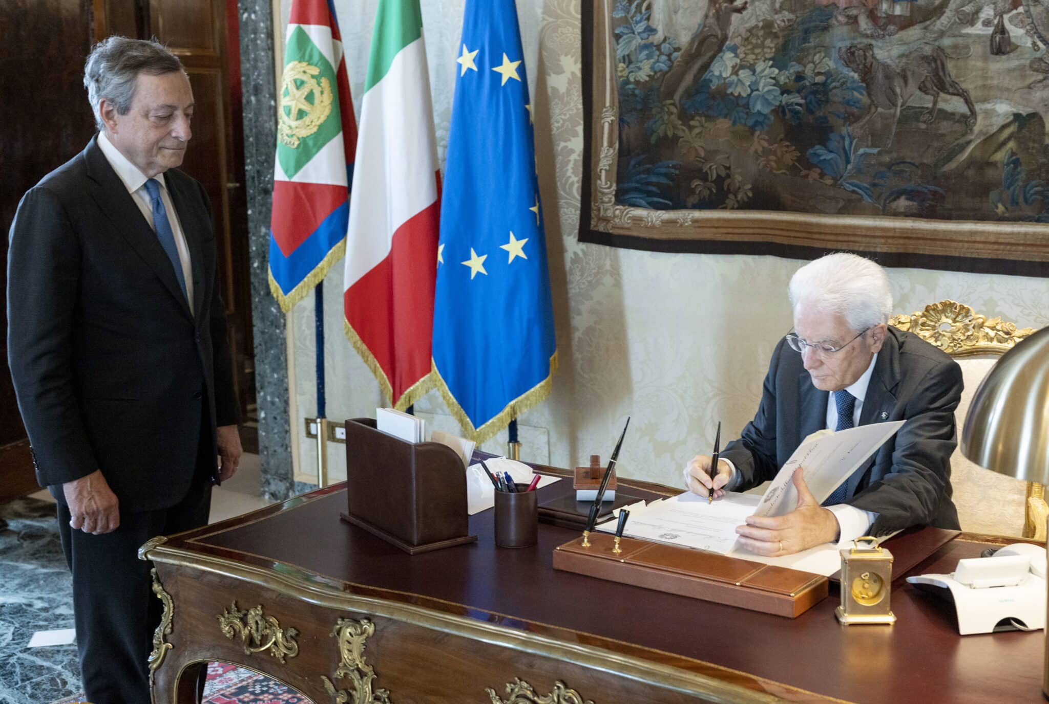 El presidente Mattarella firma la disolución de la Cámaras ante Mario Draghi