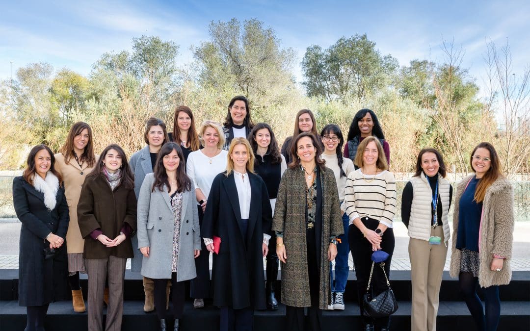 Empleadas voluntarias de Banco Santander trabajan mano a mano con estas mujeres para que ganen confianza y puedan reincorporarse al mercado laboral.