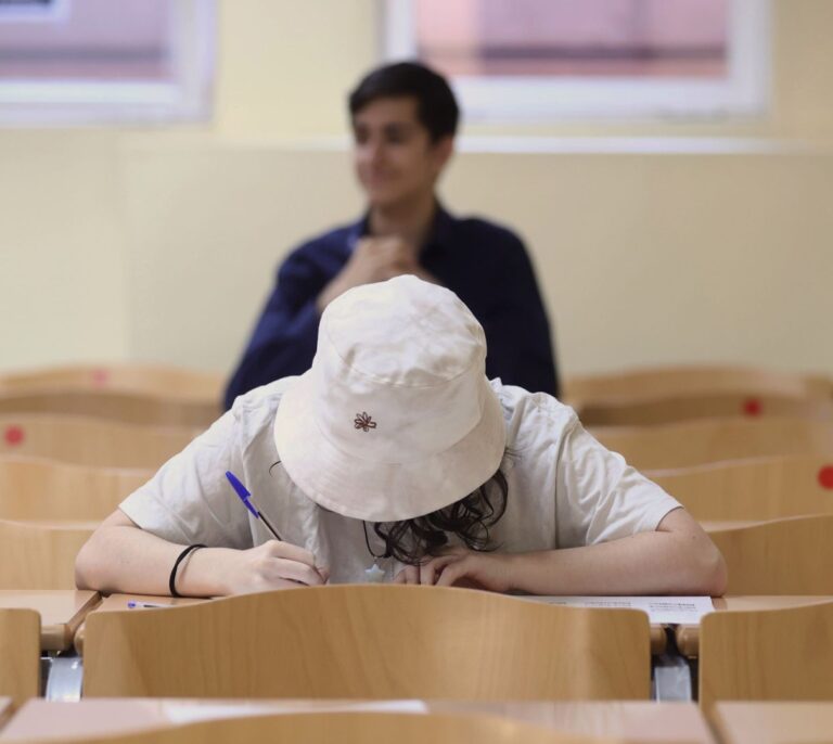 ¿Cuáles son las becas y ayudas para estudiar en la universidad en el curso 2022-2023?