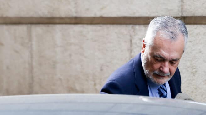 abogado-griñan-constitucional-sentencia-injusta-supremo El ex presidente andaluz José Antonio Griñán, junto a la Audiencia de Sevilla durante el juicio.
