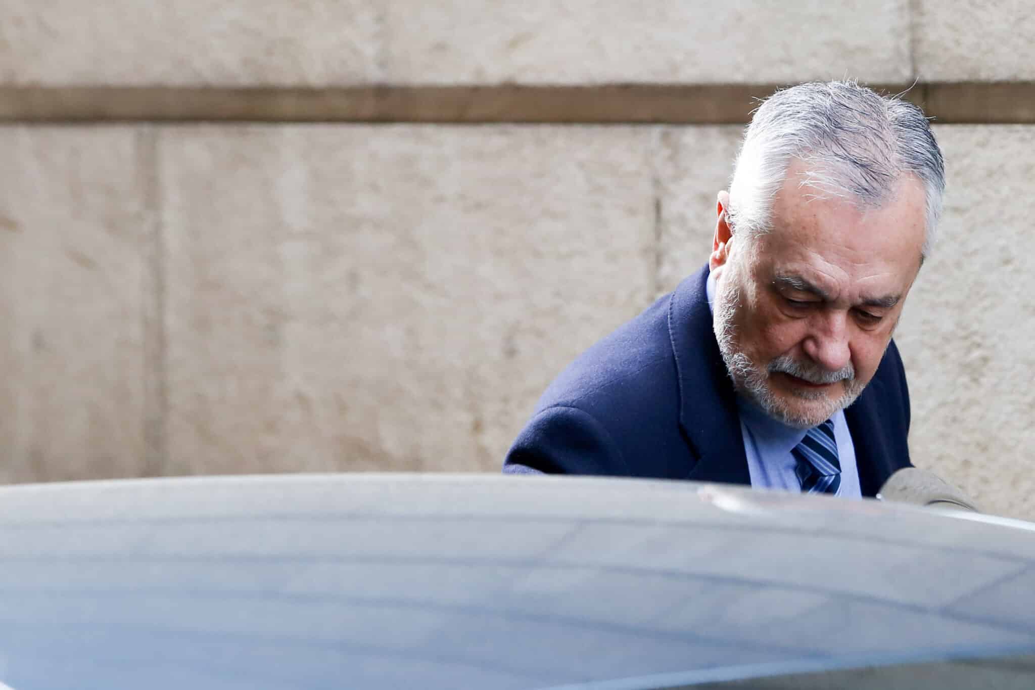 El ex presidente andaluz José Antonio Griñán, junto a la Audiencia de Sevilla durante el juicio.