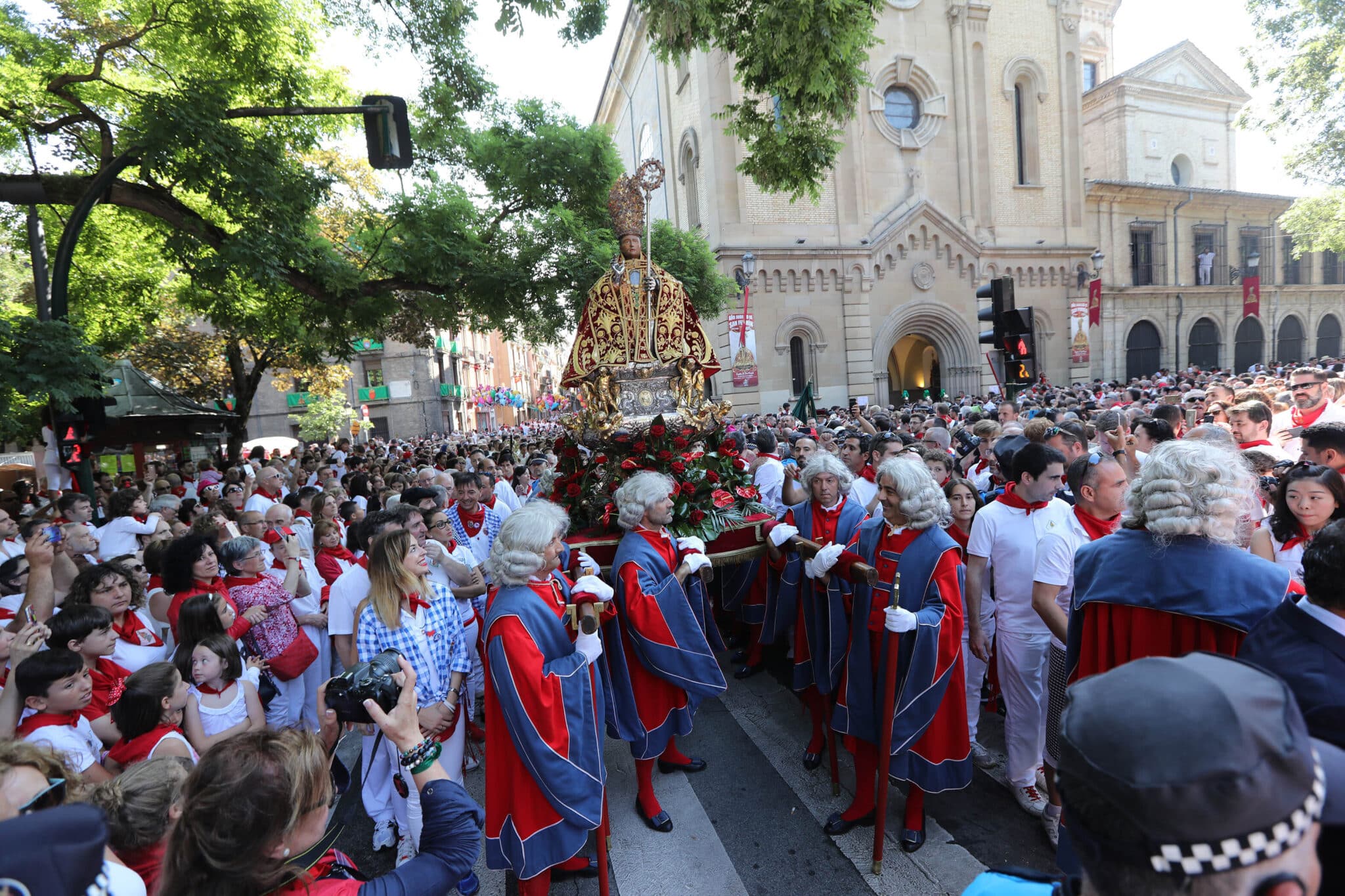 Juerga y devoción por San Fermín, el falso patrón decapitado