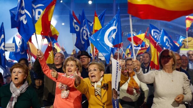 PP-ingreso-523000-mas-cuotas-afiliados-2021-redujo-deuda-bancaria-317-millones Simpatizantes del Partido Popular con banderas de España y del PP durante un mitin.