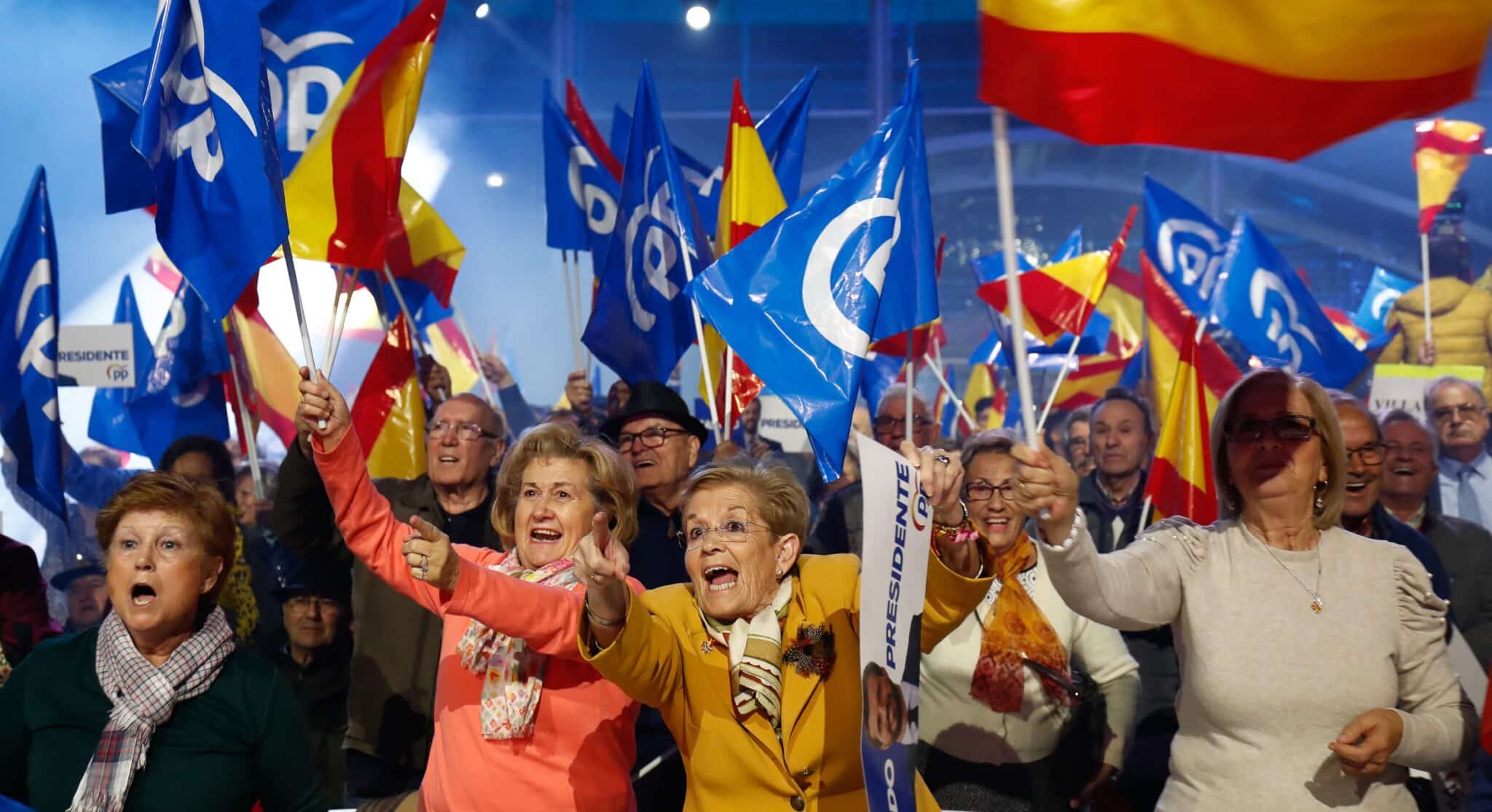 Simpatizantes del Partido Popular con banderas de España y del PP durante un mitin.