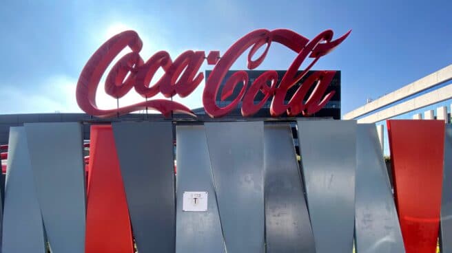 Logotipo de Coca-Cola a las puertas de su sede en la Calle de la Ribera del Loira, Madrid
