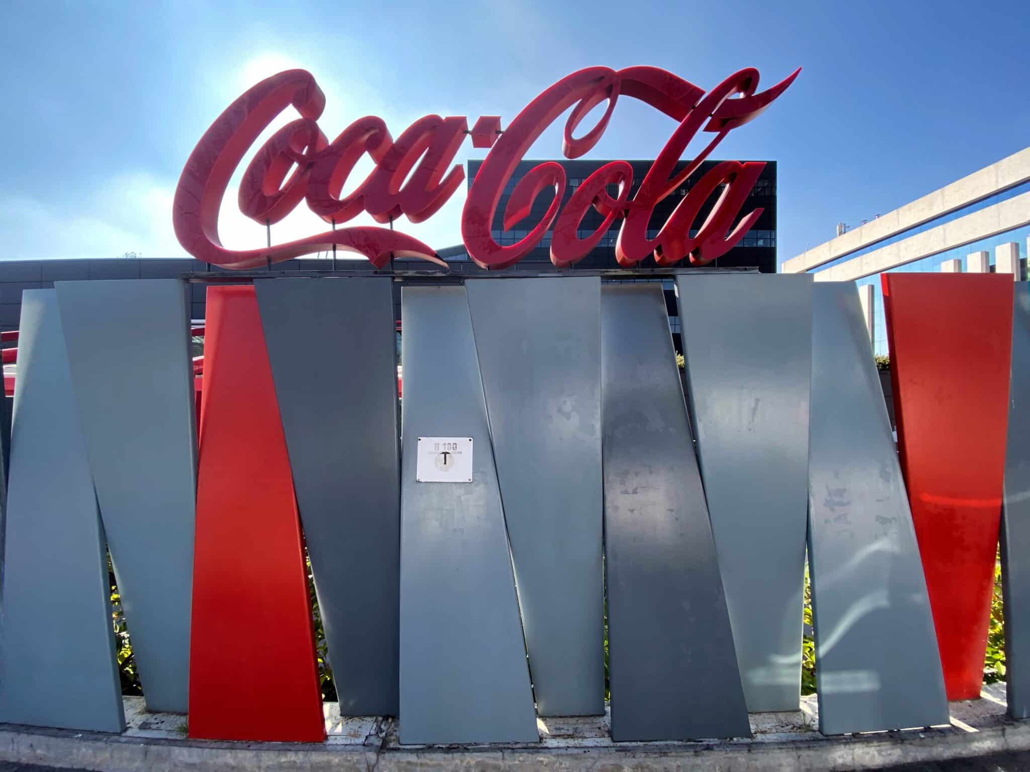 Logotipo de Coca-Cola a las puertas de su sede en la Calle de la Ribera del Loira, Madrid