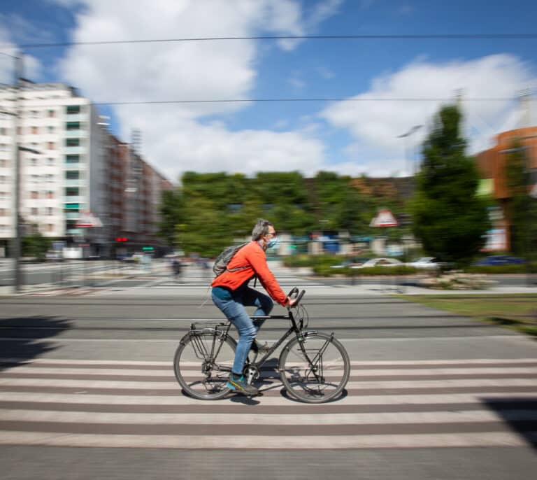 Corbatas, bicicletas y ropa, la receta institucional por el ahorro energético