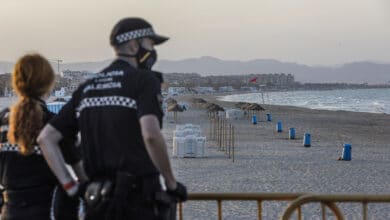 Detenido un hombre por intentar desnudar y ahogar a una mujer en la playa de La Malvarrosa