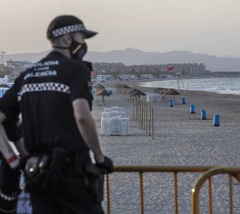 Detenido un hombre por intentar desnudar y ahogar a una mujer en la playa de La Malvarrosa