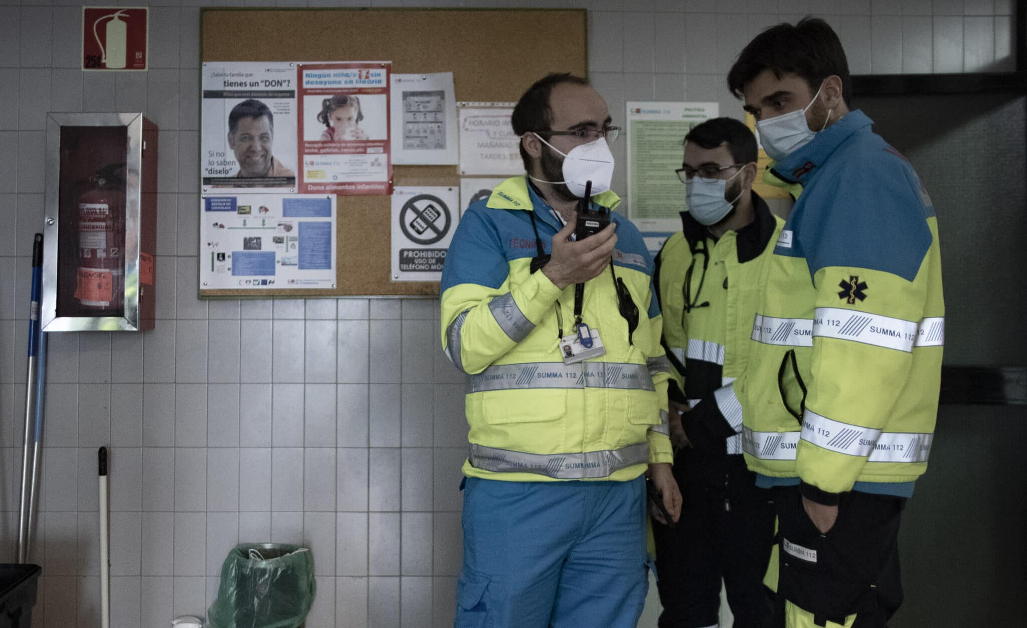Varios trabajadores sanitarios de una UVI móvil del SUMMA 112 se preparan para una jornada de trabajo