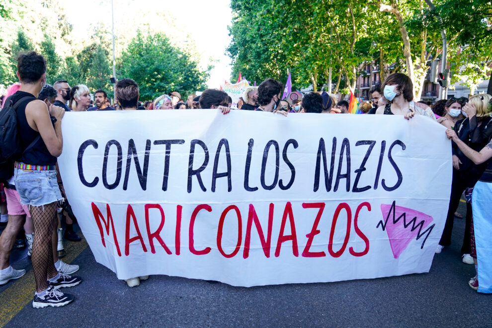 Decenas de personas participan en una manifestación centrada en el colectivo trans, a 28 de junio de 2021, en Madrid, (España). 