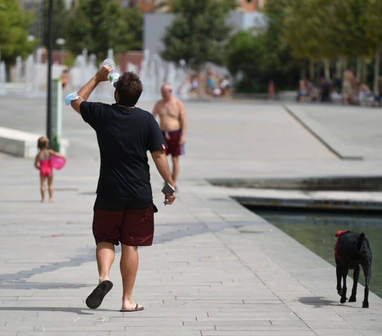 Siete provincias empezarán la semana en riesgo amarillo por temperaturas máximas, oleaje y tormenta