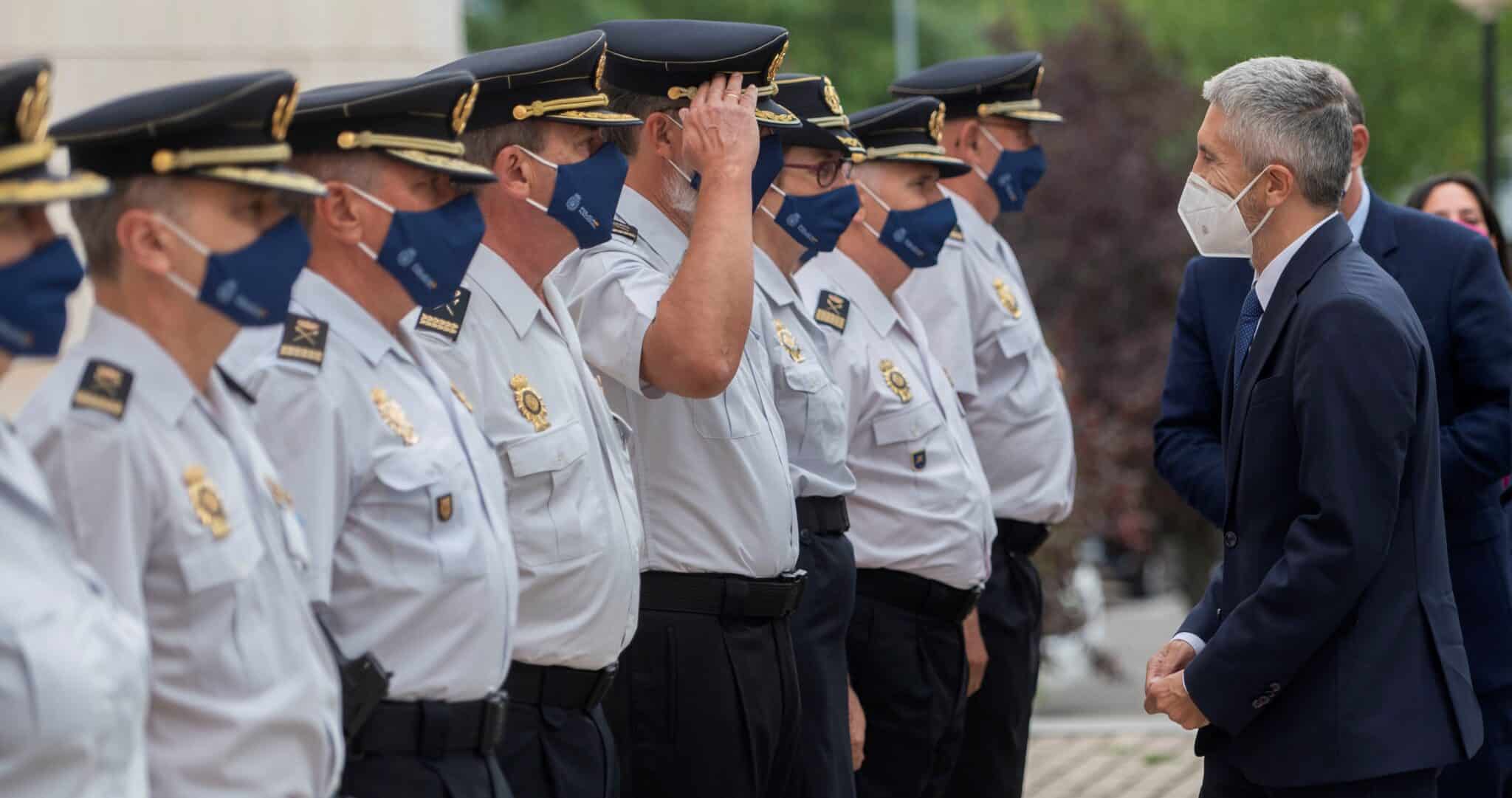 El ministro Grande-Marlaska, saludando a un grupo de mandos policiales en un acto público.