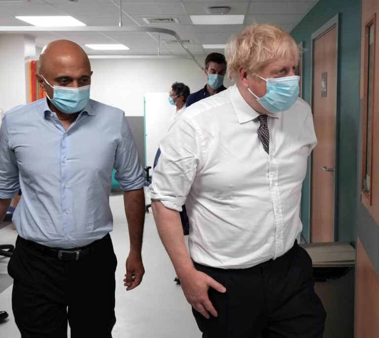 Boris Johnson pierde a dos ministros clave y queda contra las cuerdas en el Reino Unido