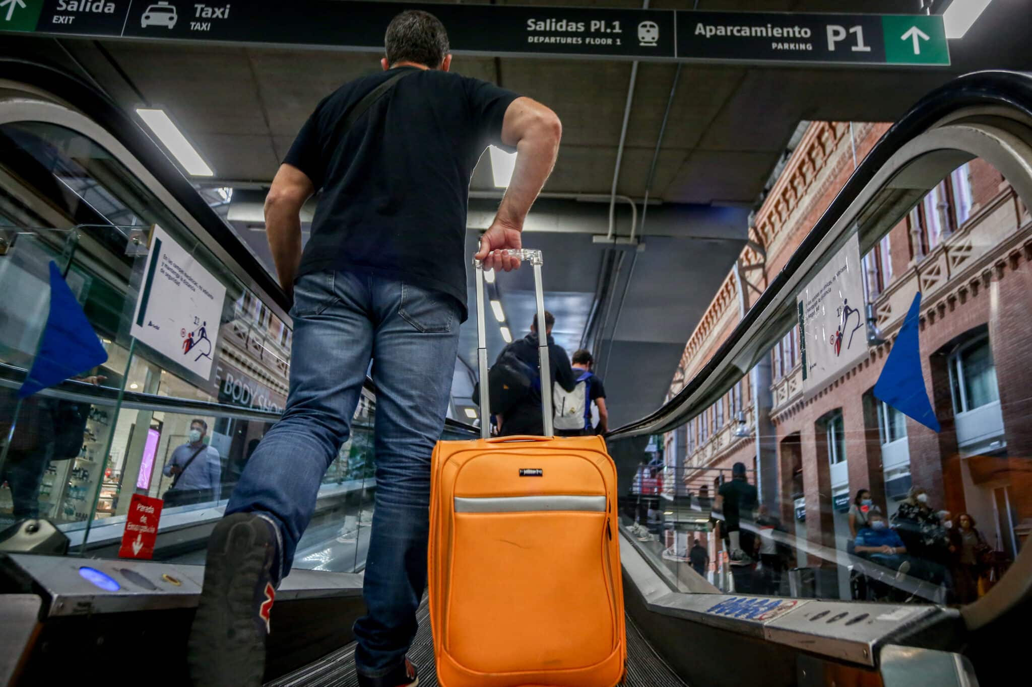 Un hombre camina por la estación de Atocha.