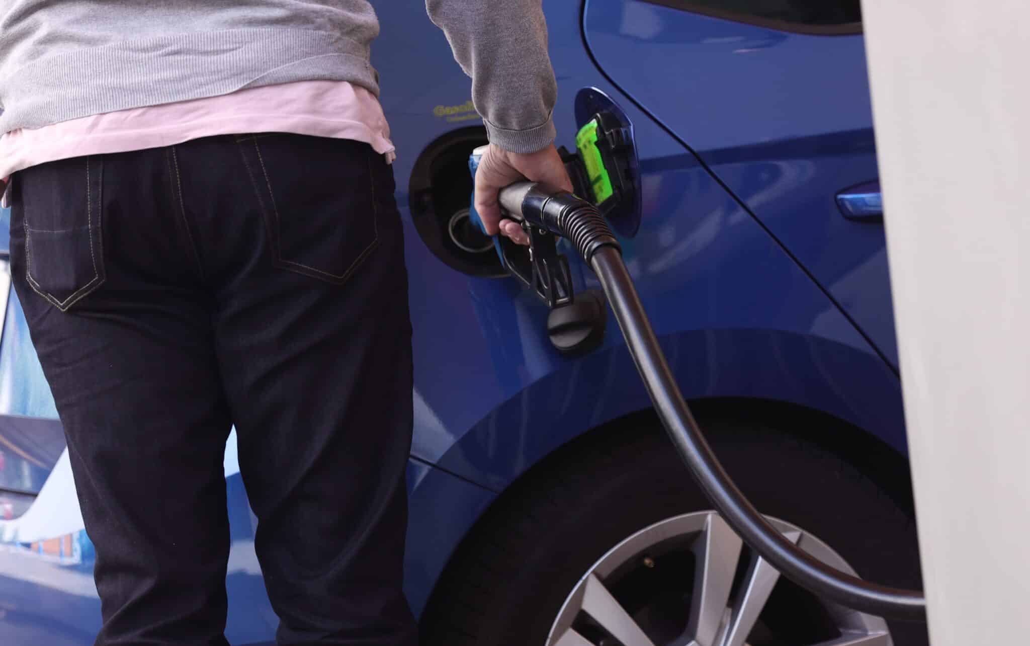 Un hombre inyecta carburante a su coche en Madrid.