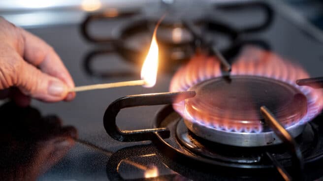Una persona enciende un fuego de cocina de gas.