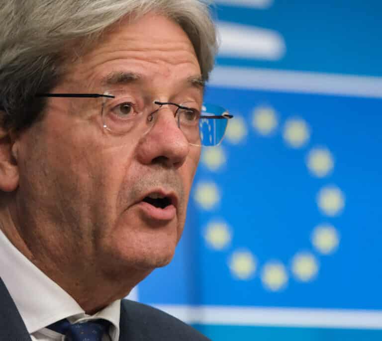 Bruselas eleva el crecimiento económico de España al 2,1% y confía en la reducción del déficit