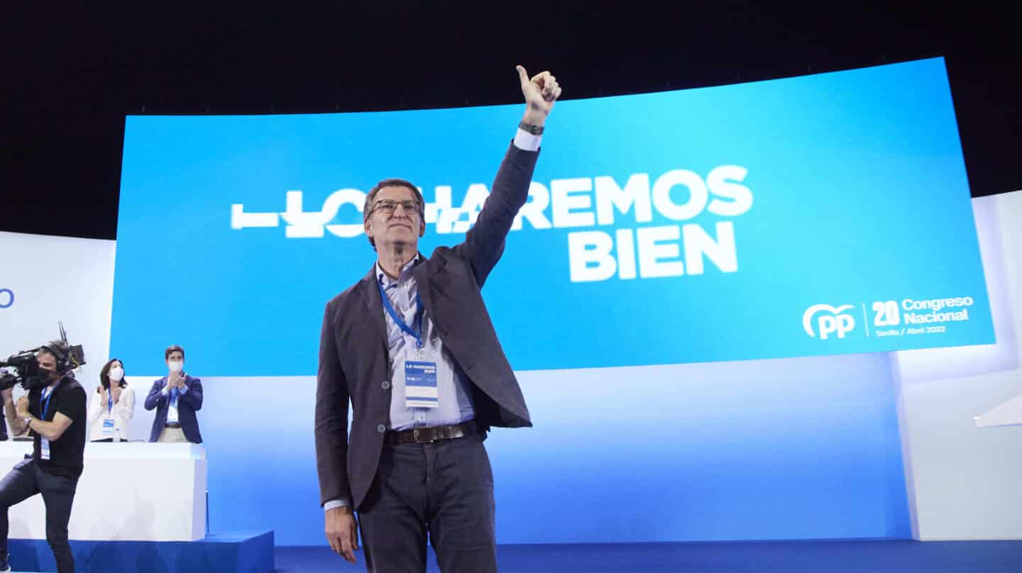 El presidente del PP, Alberto Núñez Feijóo, en el Palacio de Congresos de Sevilla en abril de 2022, en la primera jornada del XX congreso nacional del PP que lo designó líder del partido, a 1 de abril de 2022