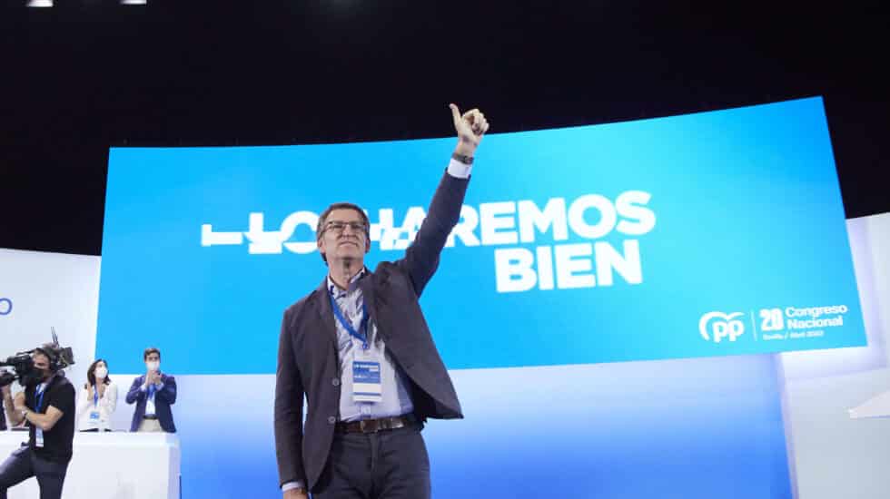 El presidente del PP, Alberto Núñez Feijóo, en el Palacio de Congresos de Sevilla en abril de 2022, en la primera jornada del XX congreso nacional del PP que lo designó líder del partido, a 1 de abril de 2022